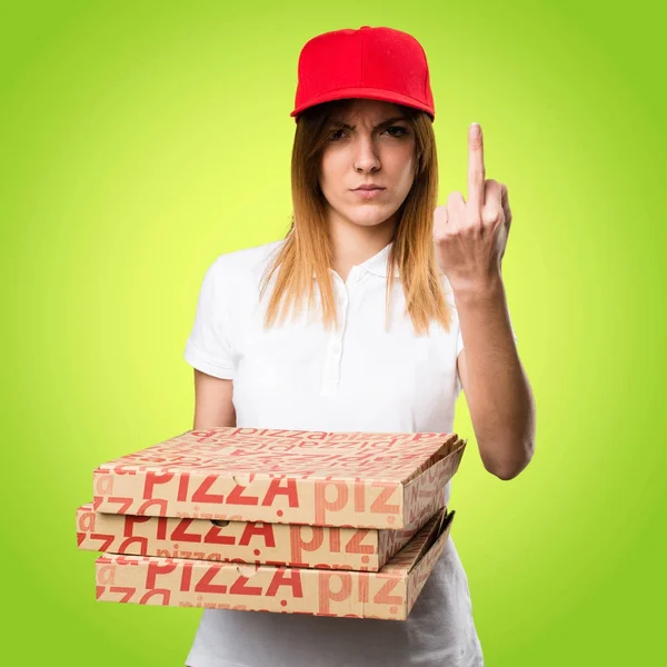 Pizza dodávka žena dělat roh gesto na barevné pozadí — Stock fotografie