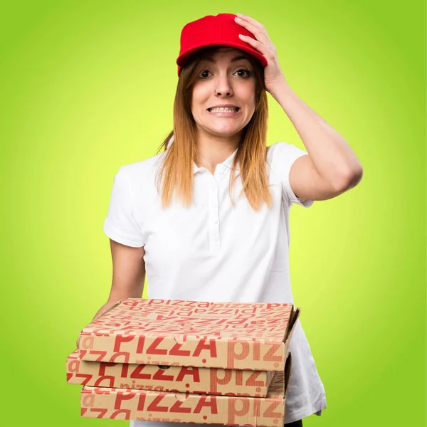 Frustrada mulher de entrega de pizza no fundo colorido — Fotografia de Stock