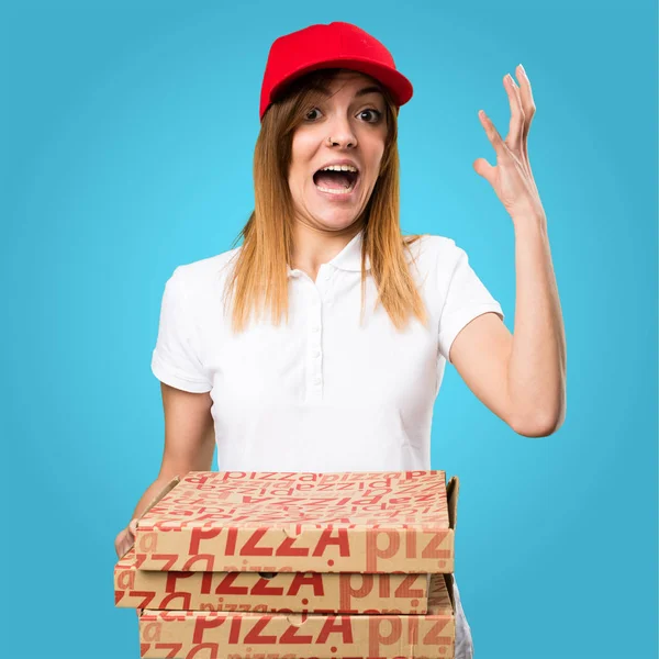 Frustrada mulher de entrega de pizza no fundo colorido — Fotografia de Stock