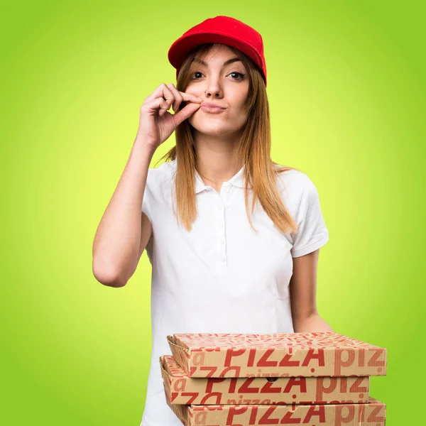 Mulher de entrega de pizza fazendo gesto de silêncio em backgrou colorido — Fotografia de Stock