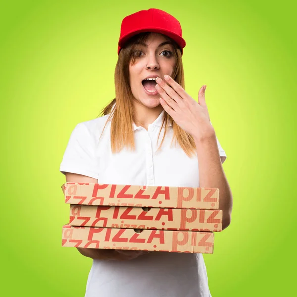 Доставка пиццы женщина делает неожиданный жест на красочный backgro — стоковое фото