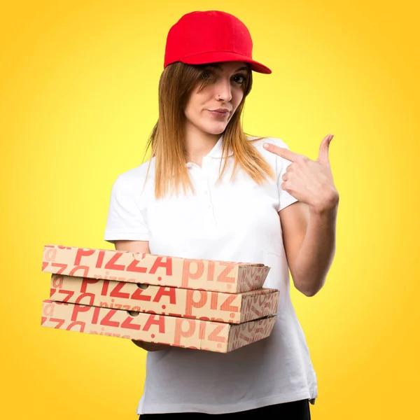 Pizzabote macht Überraschungsgeste auf buntem Rücken — Stockfoto