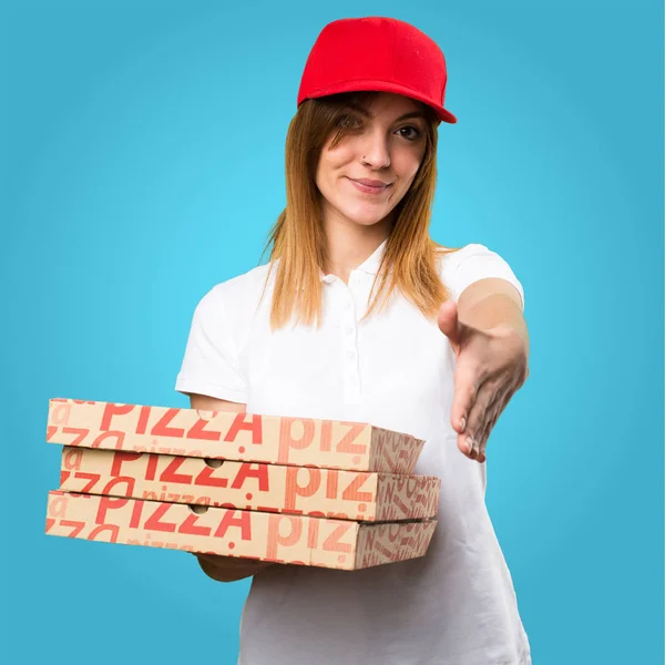 Pizza entrega mulher fazendo um acordo sobre fundo colorido — Fotografia de Stock