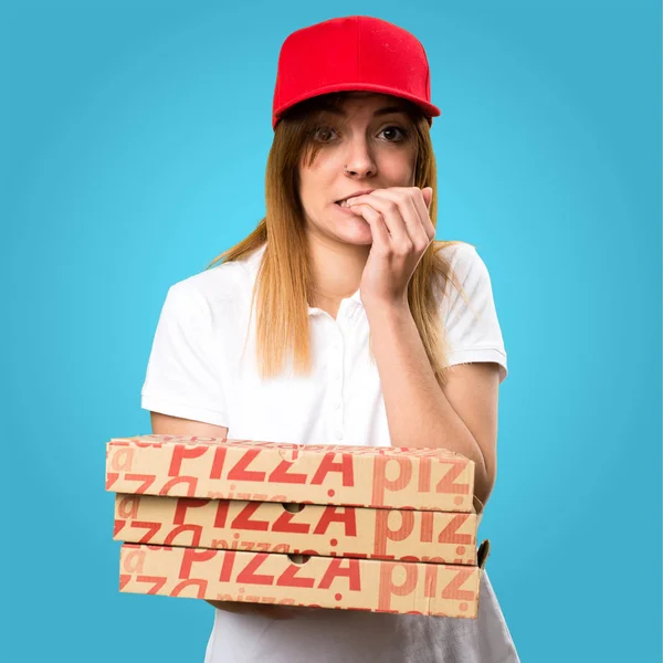 Verängstigte Pizzabote vor buntem Hintergrund — Stockfoto