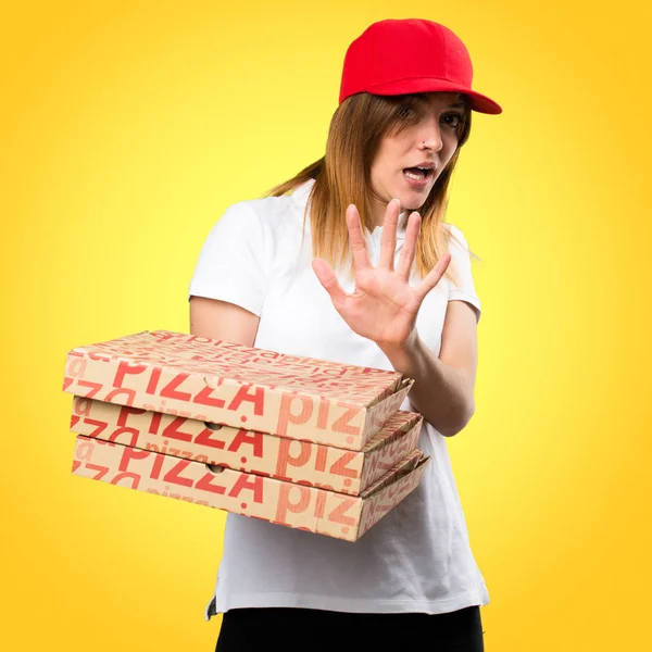 Φοβισμένη πίτσα παράδοση γυναίκα σε πολύχρωμο φόντο — Φωτογραφία Αρχείου