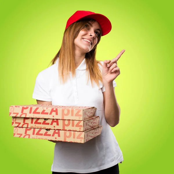 Разносчица пиццы думает о красочном фоне — стоковое фото