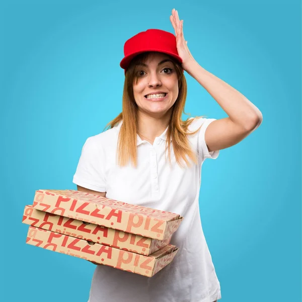 Pizzabote zweifelt an buntem Hintergrund — Stockfoto