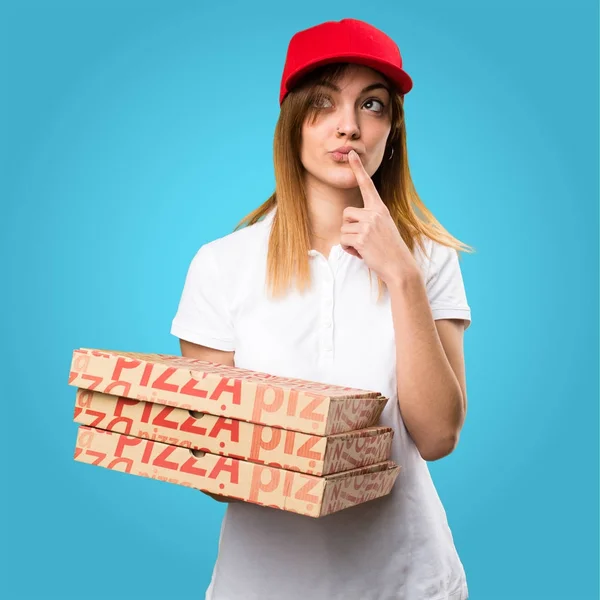 Доставка піци жінка думає на барвистому фоні — стокове фото