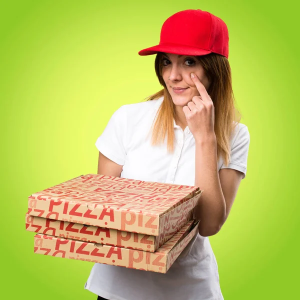 Pizzabote zeigt etwas auf buntem Hintergrund — Stockfoto