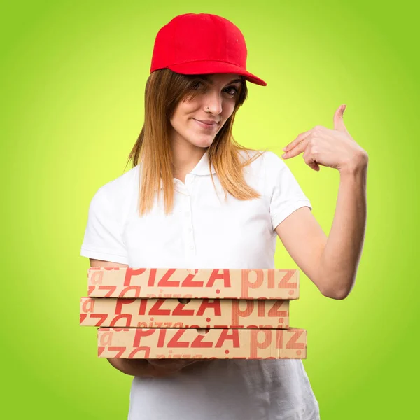 Pizzabote stolz auf sich selbst auf buntem Hintergrund — Stockfoto