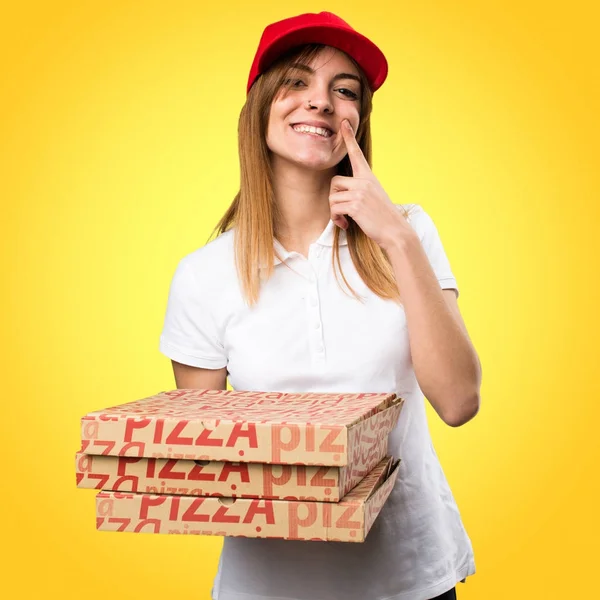 Feliz entrega de pizza mulher no fundo colorido — Fotografia de Stock