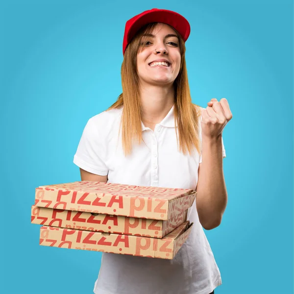 Sorte entrega de pizza mulher no fundo colorido — Fotografia de Stock