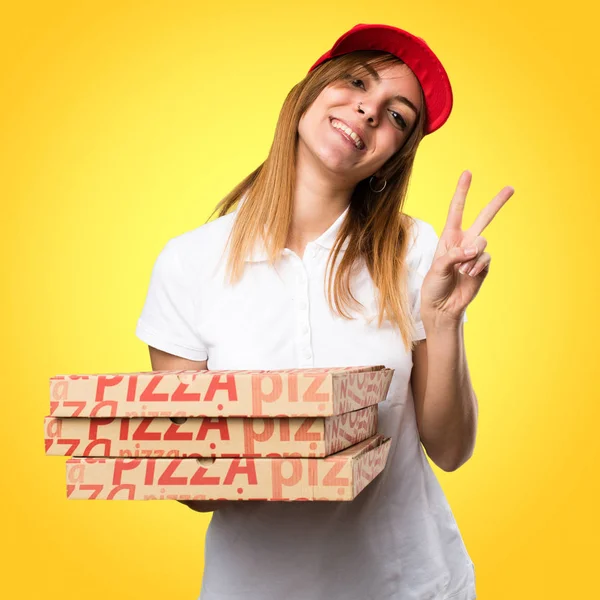 Pizzabote macht Siegesgeste auf buntem Untergrund — Stockfoto