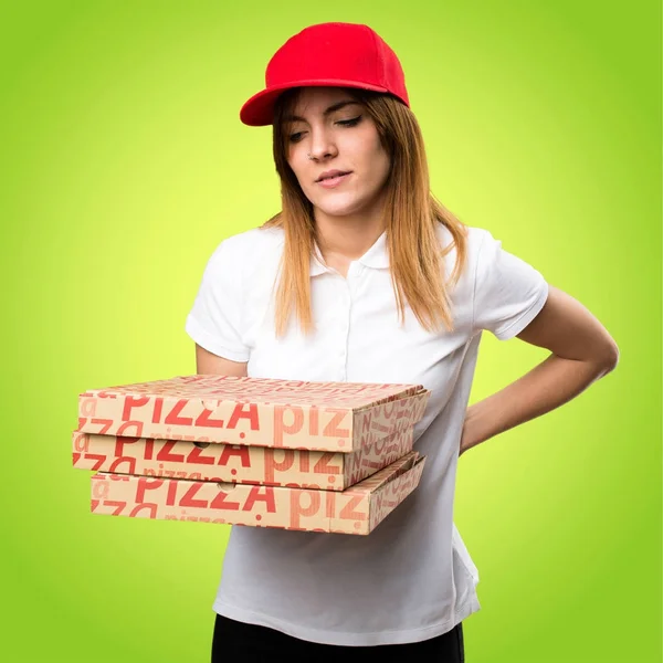 Доставка піци жінка з болем у спині на барвистому фоні — стокове фото