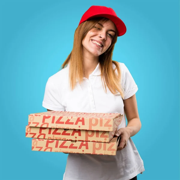 Pizza entrega mulher piscar no fundo colorido — Fotografia de Stock