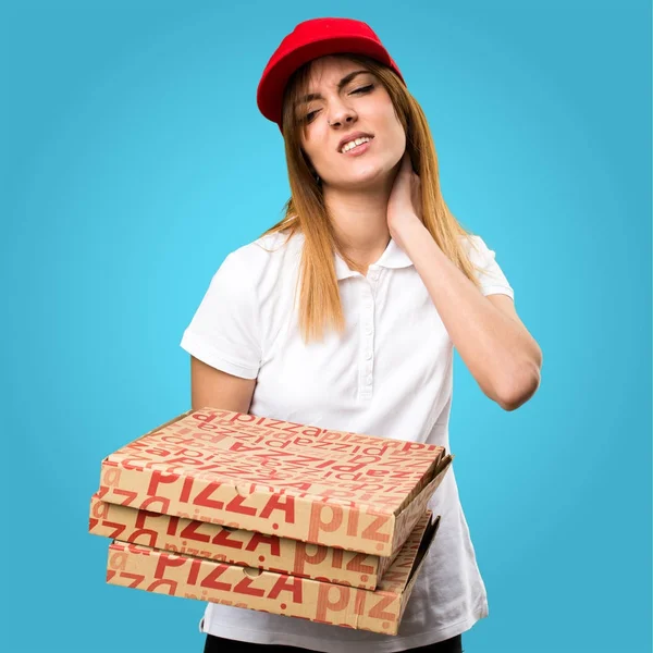 Доставка піци жінка з болем в шиї на барвистому фоні — стокове фото