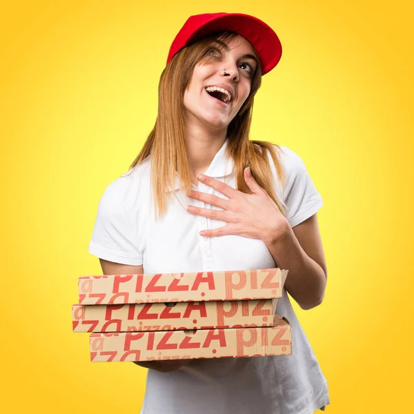 Pizza entrega mujer en el amor sobre fondo colorido — Foto de Stock