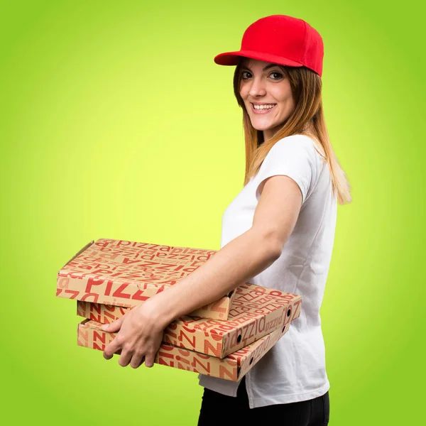 Счастливая доставщица пиццы на красочном фоне — стоковое фото