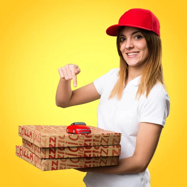 Pizza donna consegna tenendo piccola auto su sfondo colorato — Foto Stock