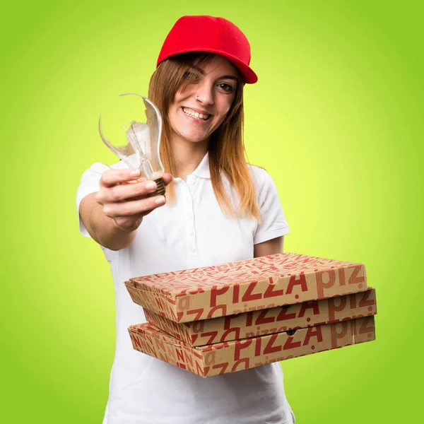 Pizza entrega mulher segurando um bulbo no fundo colorido — Fotografia de Stock