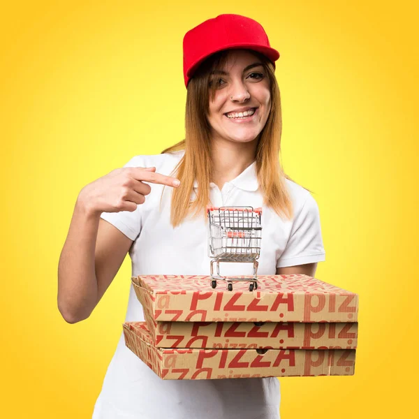 Pizza entrega mulher segurando um brinquedo carrinho de supermercado em colorido — Fotografia de Stock