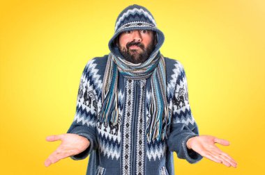 Adam kış giysileri renkli b önemsiz jest yapma ile