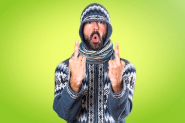 Renkli backgrou yapım boynuz jest adam kış ile elbise