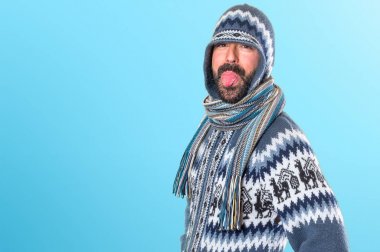 Adam kış giysileri renkli arka plan üzerinde espri ile