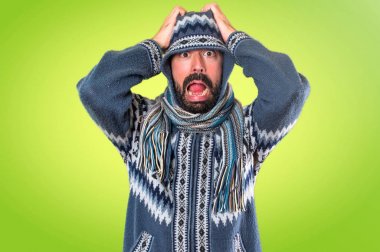 Kış giysileri renkli arka plan üzerinde ile sinirli adam