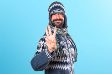 Kış adamla sayım üç renkli arka plan üzerinde elbise