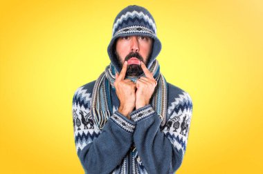 Kış giysileri renkli arka plan üzerinde ile üzgün adam