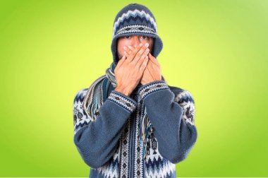 Kış giysileri renkli adam onun dudaklarından kapsayan adamla