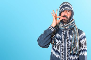 Renkli backg yapım sessizlik jest adam kış ile elbise