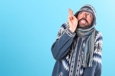 Kış giysileri üzerinde renkli ba geçiş parmaklarıyla adamla