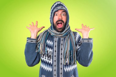 Kış adamla yapım sürpriz jest renkli arka elbise