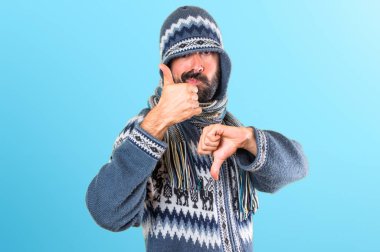 Adam iyi-kötü işareti üzerinde renkli backgro yapma kış giysileri ile