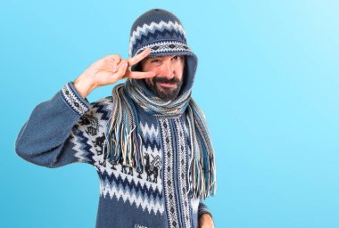 Kış giysileri renkli arka plan üzerinde dans adamla