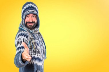 Adam kış giysileri renkli arka plan üzerinde anlaşma ile