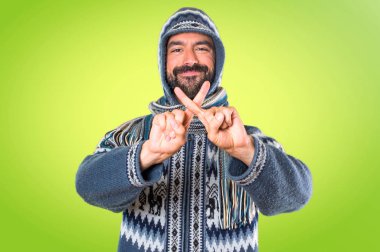 Adam kış giysileri renkli arka plan üzerinde hiçbir jest yapma ile