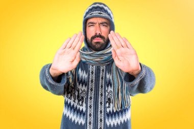 Adam kırmızı renkli arka plan üzerinde yapma kış giysileri ile