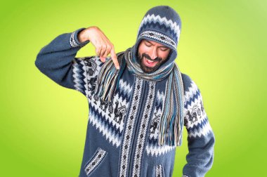 Kış giysileri renkli arka plan üzerinde aşağıyı adamla