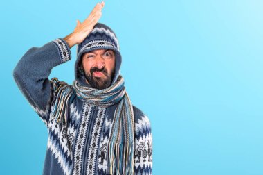 Kış giysileri renkli arka plan üzerinde şüpheleri olan adam