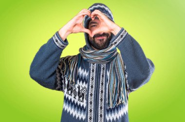 Adam elleriyle bir kalp colorfu üzerinde yapma kış giysileri ile