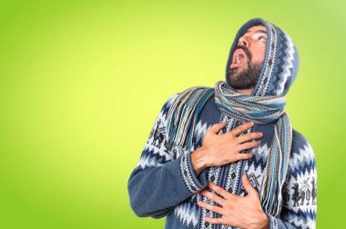 Kış giysileri renkli arka plan üzerinde ararken adamla