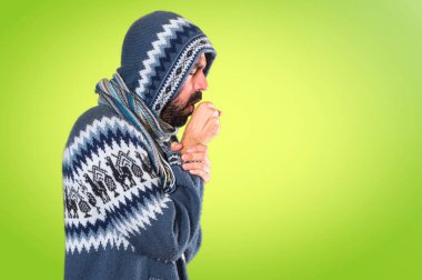 Adam çok renkli arka plan üzerinde öksürük kış giysileri ile