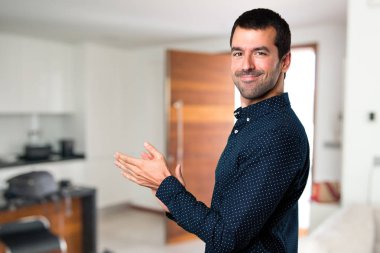 Yakışıklı adam evin içinde alkış