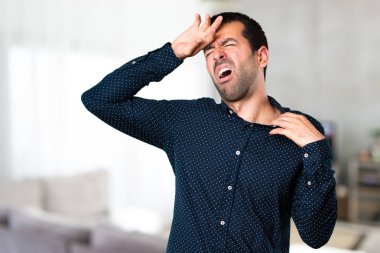 Evin içinde ateş ile yakışıklı