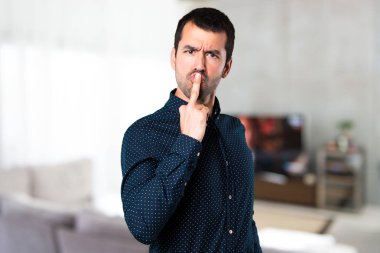 Yakışıklı adam yapma boynuz jest evin içinde