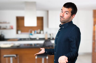 Yakışıklı adam evin içinde önemsiz jest yapma