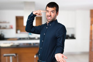 Yakışıklı adam evin içinde deli jest yapma